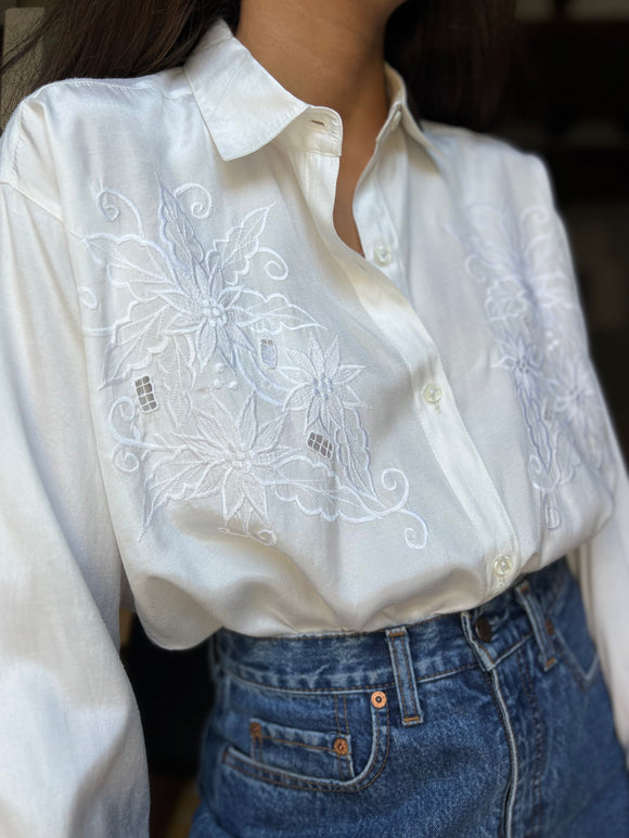 Camicia bianca con ricami fiori