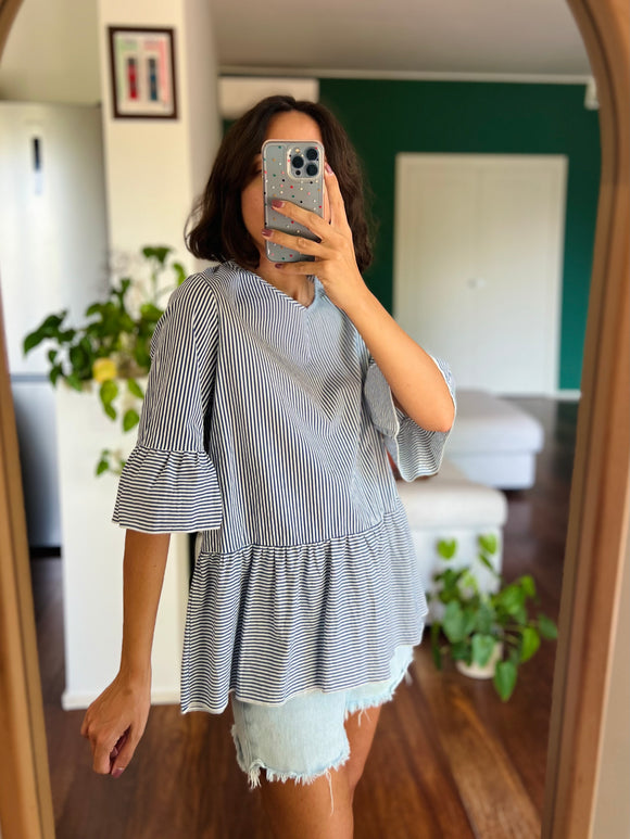 Blusa a righe con balza