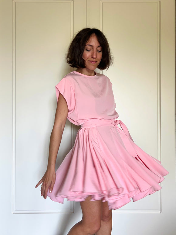 Abito con cintura senza maniche rosa