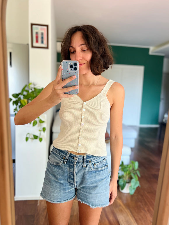 Top in maglia beige con bottoncini