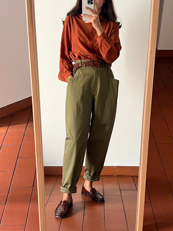 Pantaloni verde militare con tasche grandi