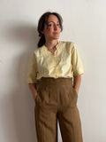 Camicia giallina con scollo ondulato