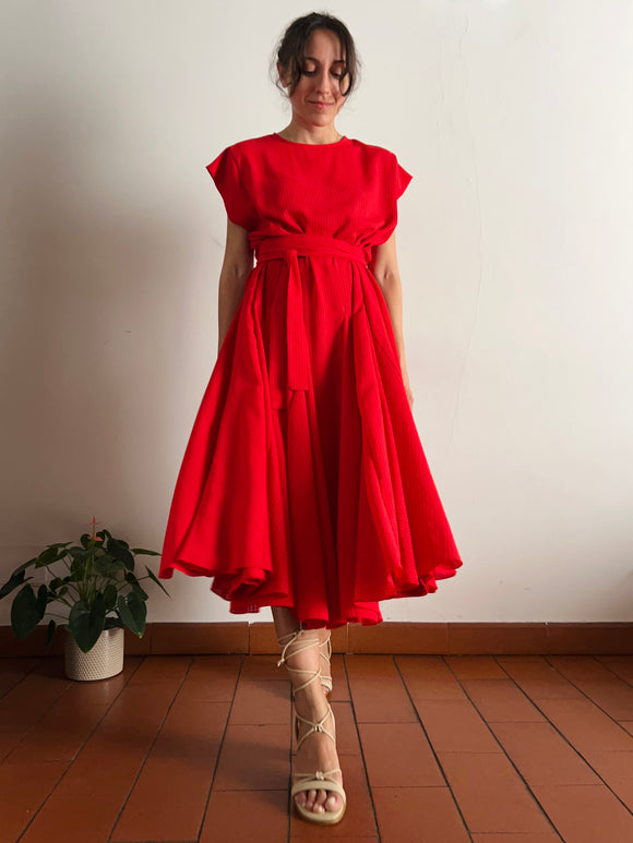 Abito lungo con cintura senza maniche goffrato rosso