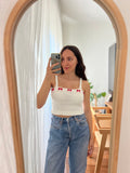 Top in maglia bianco con fiocchetti