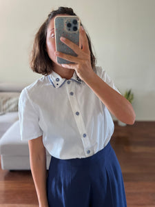 Camicetta bianca con dettagli blu