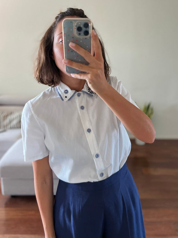 Camicetta bianca con dettagli blu