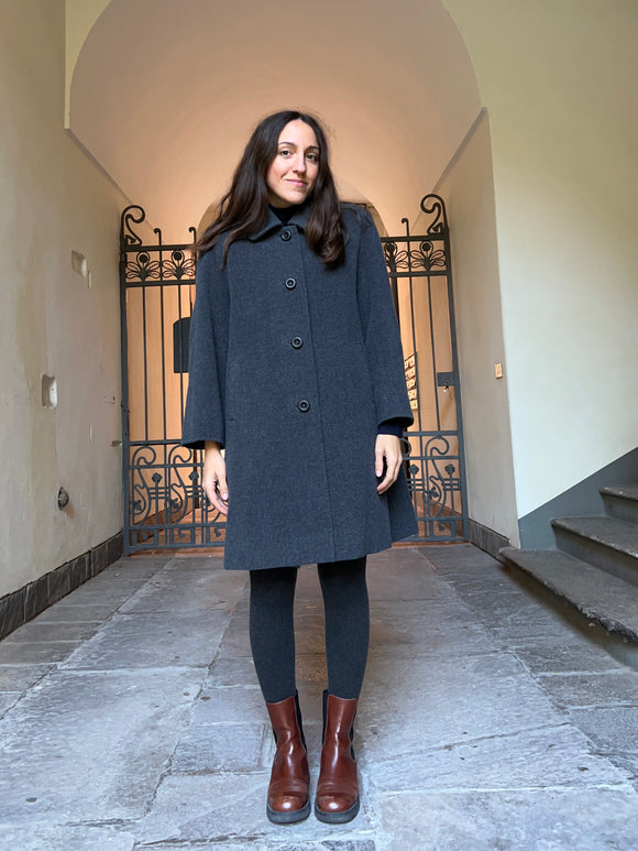 Cappotto grigio con colletto piccolo