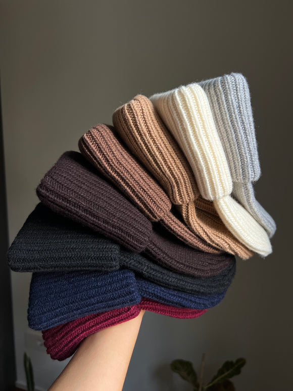 Cappellino con risvolto alto • vari colori