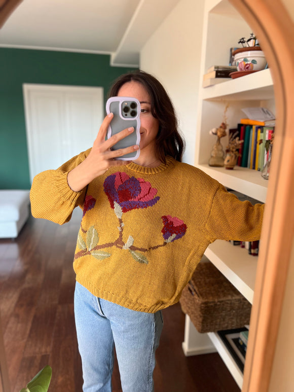 Maglione senape con fiore