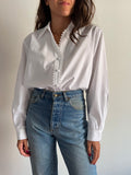 Camicia bianca con bottoni ricoperti