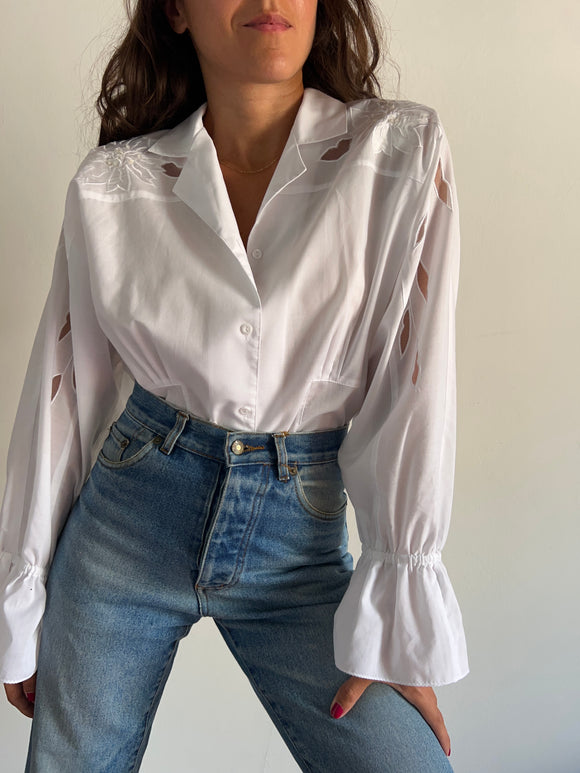 Camicia bianca con decorazione sulle spalle