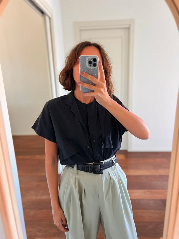 Camicia nera con doppio scollo