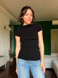 T-shirt in maglia con scollo sulla schiena • nero