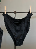 Completino di seta nero scollo con V