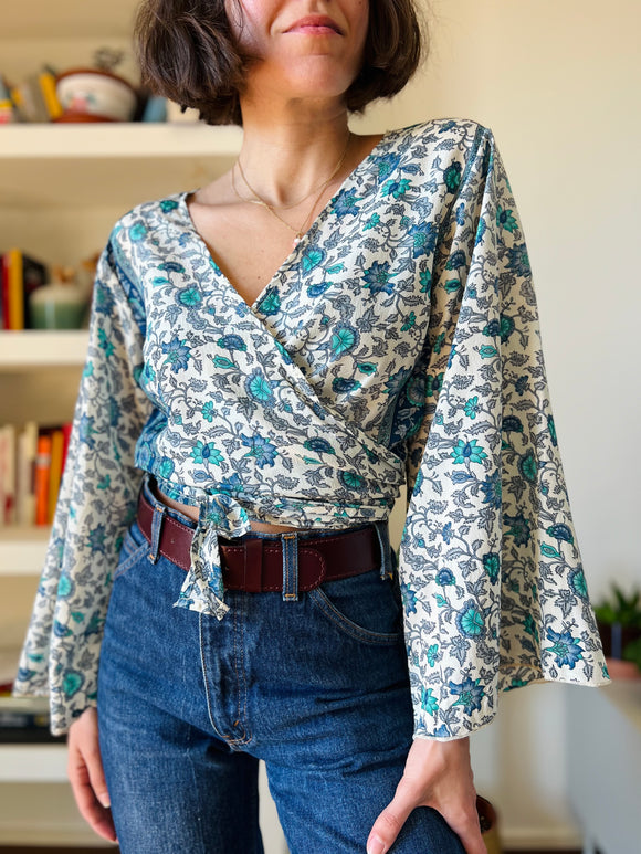 Camicia indiana incrociata bianca fiori turchesi