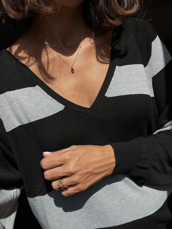 Pullover a righe grigie