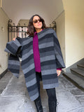 Cappotto a righe con sciarpa