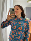 Camicia di cotone azzurra garofani