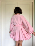 Abito con cintura rosa