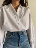 Camicia bianca con bottoni ricoperti