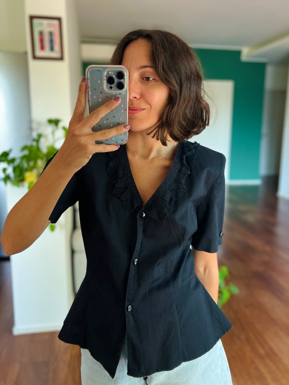 Camicia nera sagomata