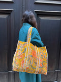 Maxi borsa trapuntata in velluto • senape