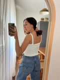 Top in maglia bianco con fiocchetti