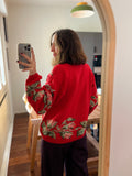 Cardigan rosso con fiori