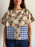 T-shirt Leggerissima con tasche • fiori colorati e quadri blu