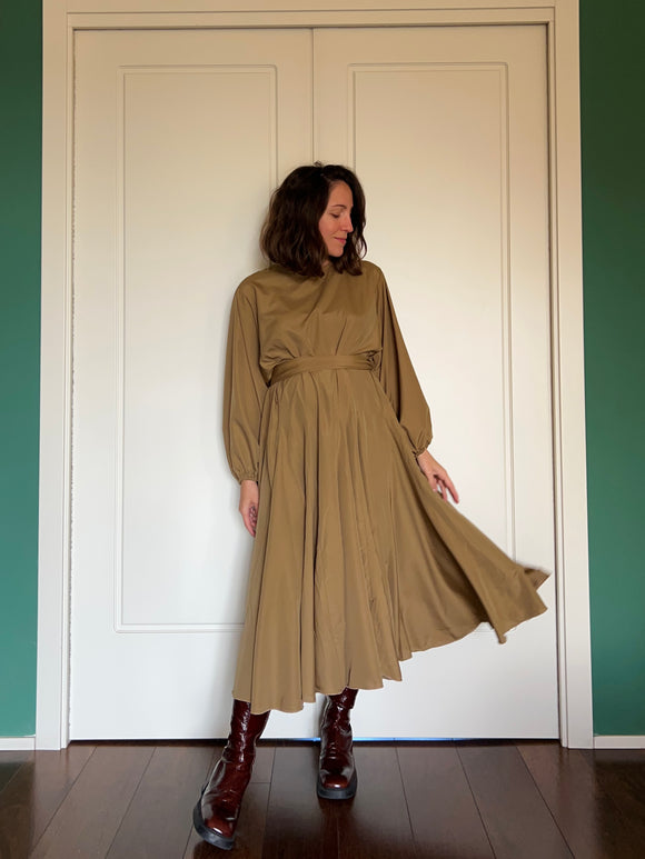 Abito lungo con cintura satin marroncino