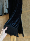Abito di velluto nero con frange