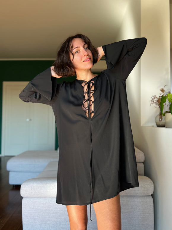 Abito corto con intreccio seta nero