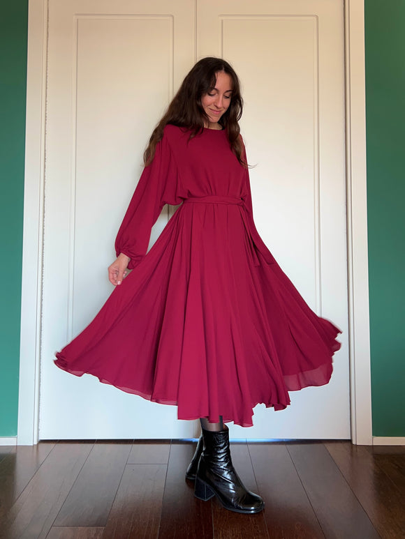 Abito lungo con cintura bordeaux