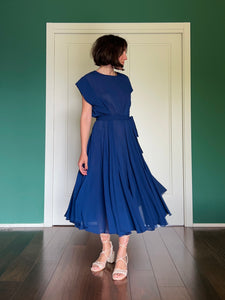 Abito con cintura lungo senza maniche voile blu