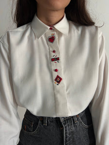 Camicia bianca con dettagli rossi