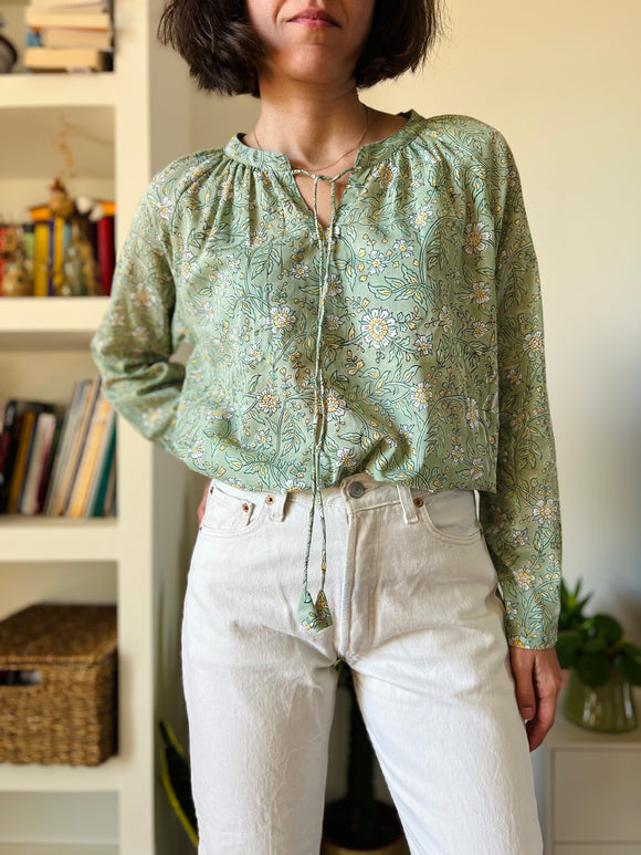 Camicia stampata con laccetto verde