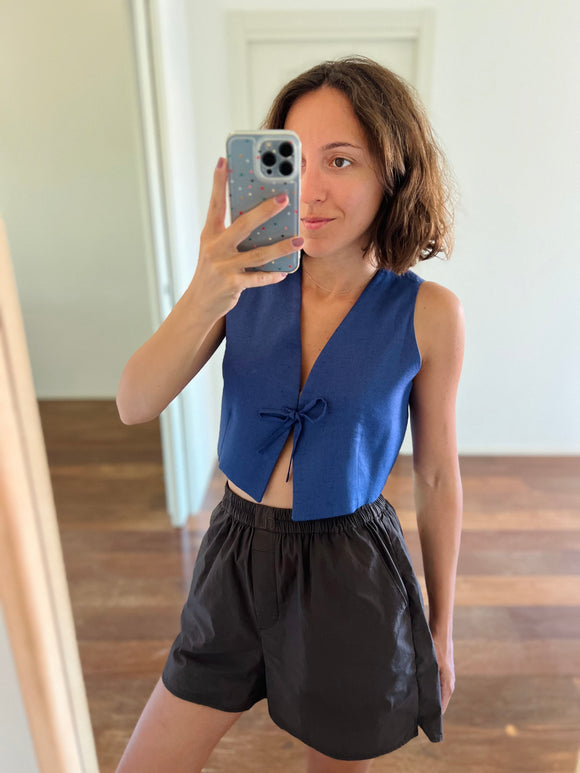 Top gilet blu con laccetto