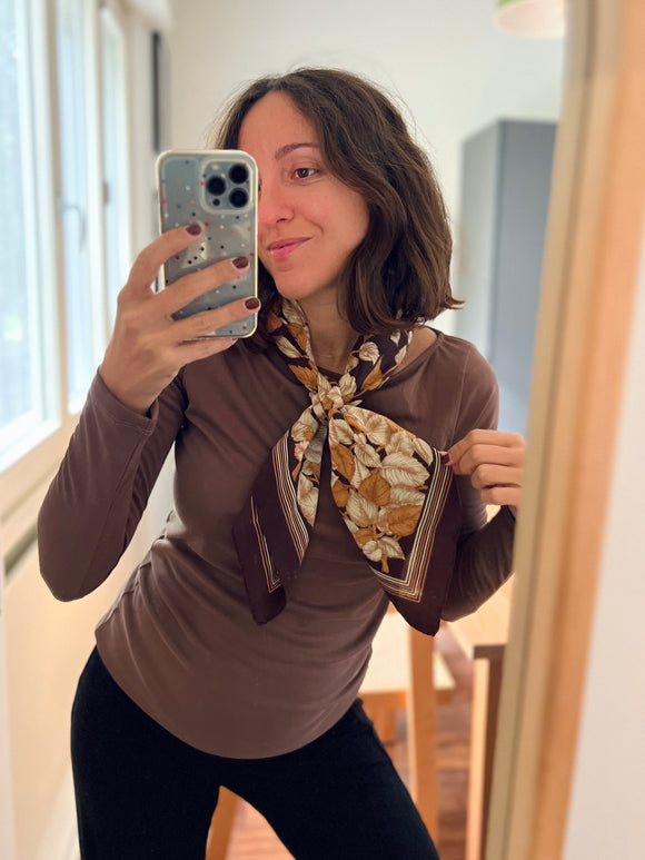 Foulard di seta marrone foglie