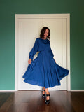 Abito lungo con cintura satin blu