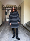 Cappotto a righe con sciarpa