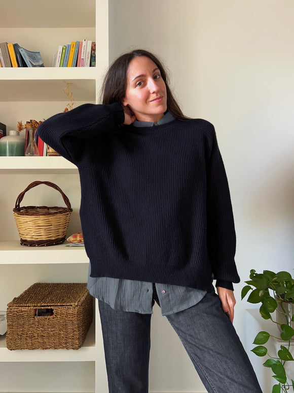 PRE ORDINE • Maglione a coste con spacchi nero