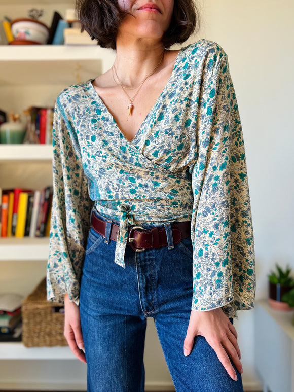 Camicia indiana incrociata beige fiori turchesi