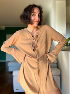 Abito corto con intreccio seta beige