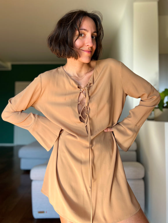 Abito corto con intreccio seta beige