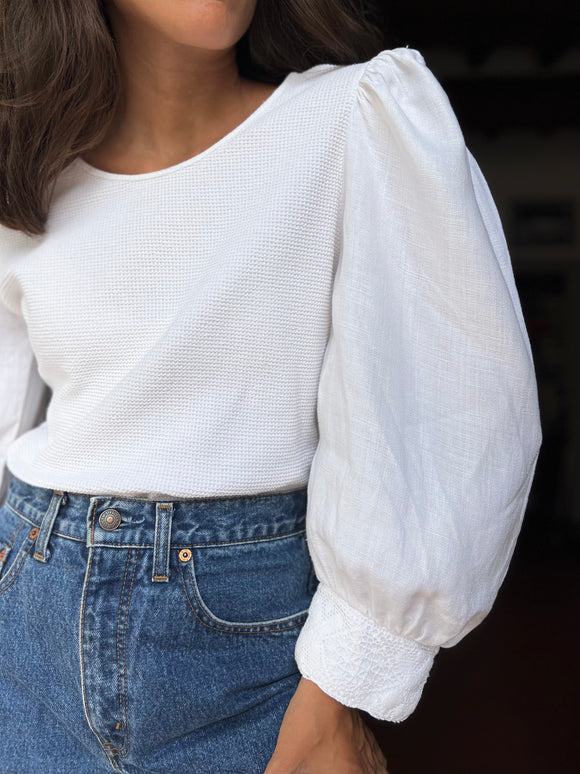 Blusa bianca con maniche a sbuffo 1