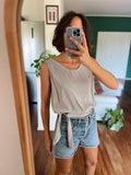 Top grigio con nodo