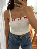 Top in maglia bianco con fiocchetti