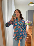 Camicia di cotone azzurra garofani