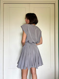 Abito con cintura senza maniche grigio perla
