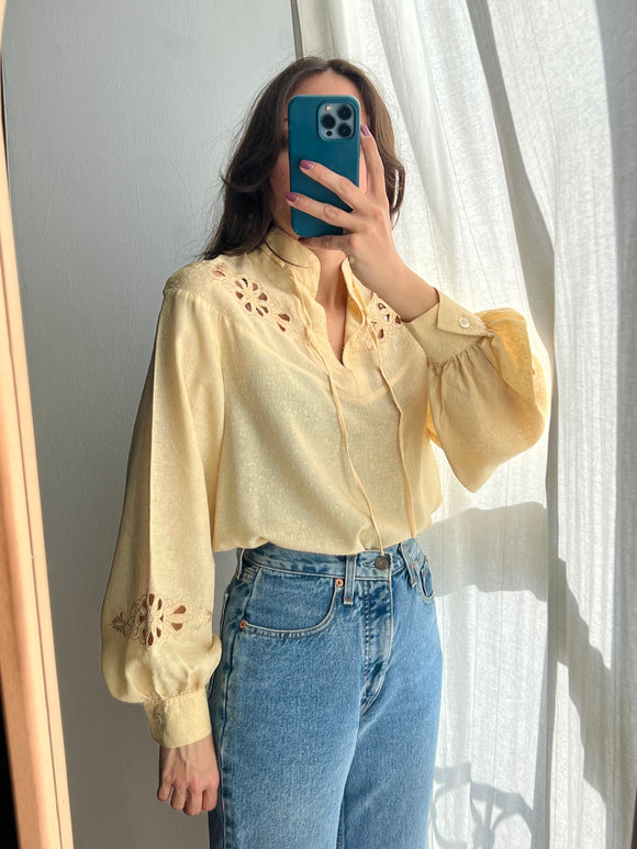 Camicia gialla ricamata e traforata